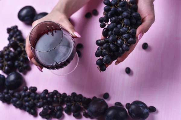 Zusammensetzung von Wein, Trauben und Pflaumen — Stockfoto