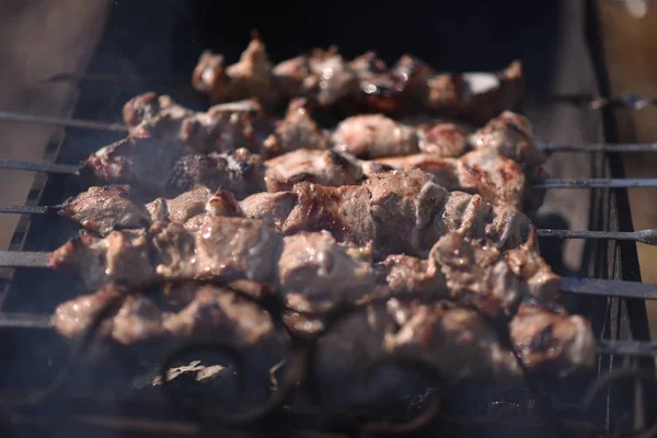 The kebabs are cooked outdoors — Stock Photo, Image