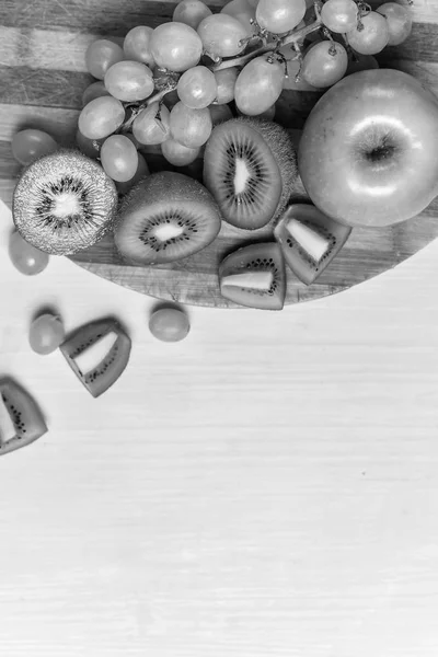 Σύνθεση του ακτινίδιο, το σταφύλι και το μήλο — Φωτογραφία Αρχείου