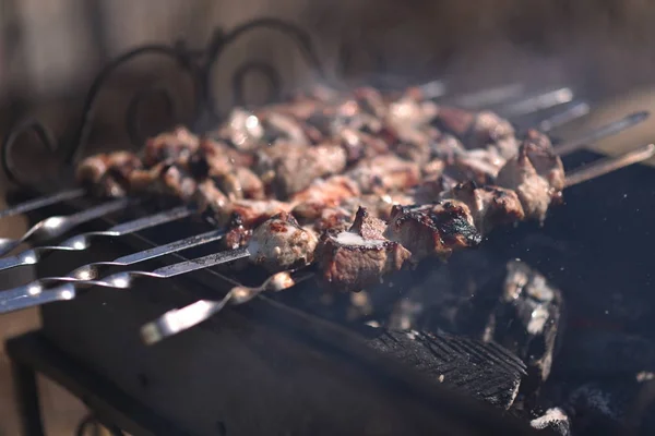 The kebabs are cooked outdoors — Stock Photo, Image