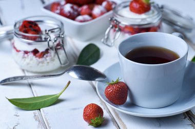 Çay ve çilekli tatlı