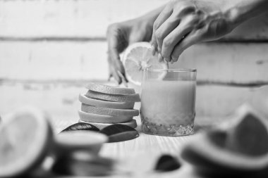 Tahta bir masanın üzerinde yatan turuncu