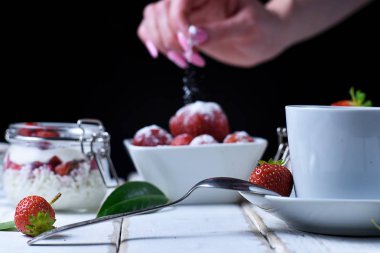 Çay ve çilekli tatlı