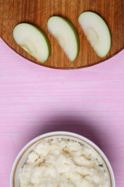 Kahvaltıda meyve püresi