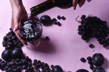 şarap, üzüm ve Erik bileşimi