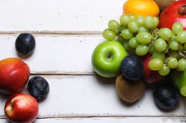 Meyve masanın üzerine bir avuç