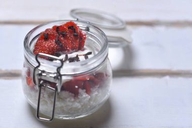 Tablo çilekli tatlı