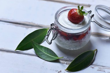 Tablo çilekli tatlı