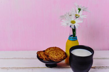 Papatya ve çerezler ile süt