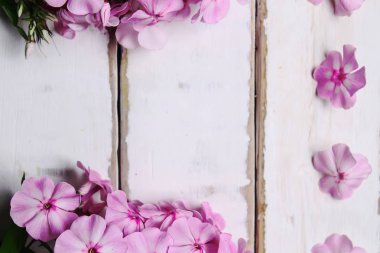 Çerçeve masanın üzerine çiçek