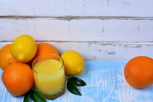 Meyve ve meyve suyu masada