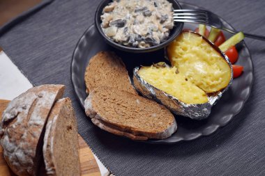 Fırında patates sebze ve mantar ile