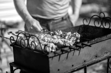 Kebap açık havada pişer