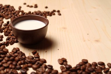 Kahve ve süt masada