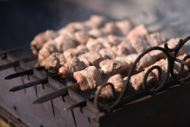 Kebap açık havada pişer