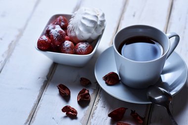 Çay ve marshmallow ile çilek