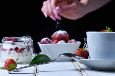 Çay ve çilekli tatlı