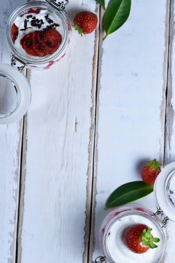 Tablo çilekli tatlı