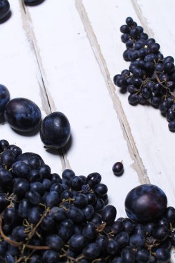 Tahta bir masada meyveler