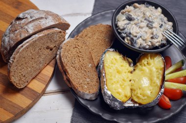 Fırında patates sebze ve mantar ile