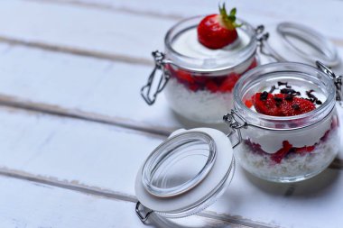 Tablo çilekli tatlı