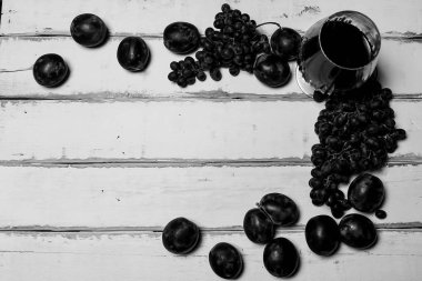 Meyve ve şarap masanın üzerine