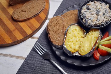 Fırında patates sebze ve mantar ile