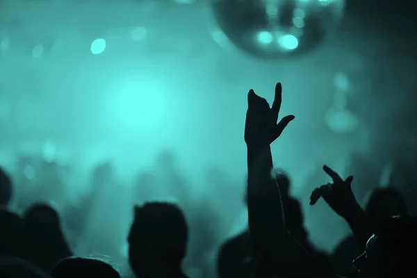 Handen van mensen in een nachtclub — Stockfoto