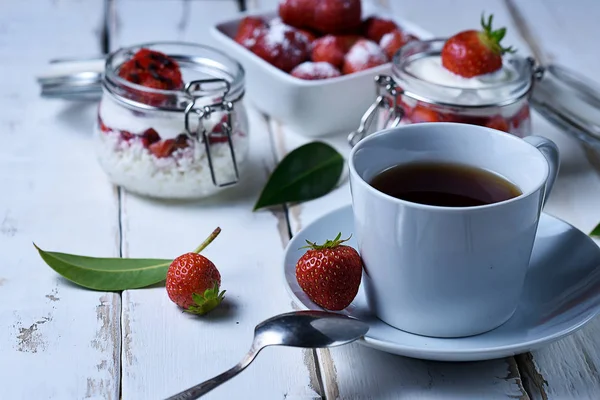 Herbata i truskawkowy deser — Zdjęcie stockowe