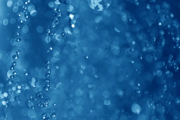 Blauwe spray fontein in de nacht — Stockfoto