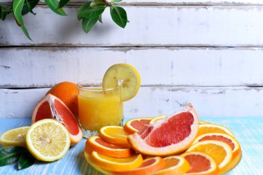 Meyve ve meyve suyu masada