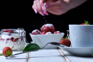 Çay ve çilekli tatlı