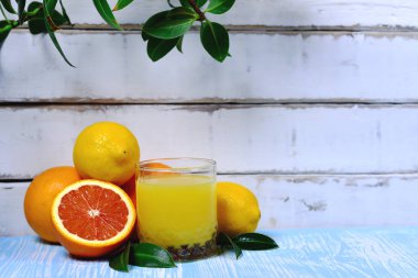 Meyve ve meyve suyu masada