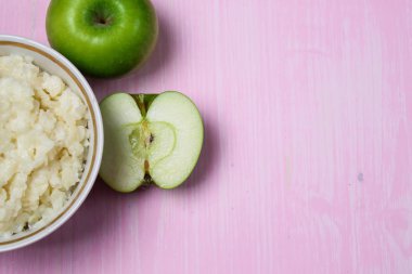 Kahvaltı için Apple ile yulaf lapası