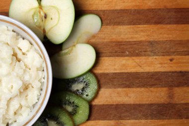 Kahvaltıda meyve püresi