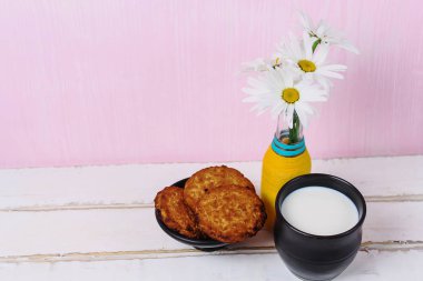 Papatya ve çerezler ile süt