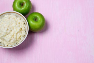 Kahvaltı için Apple ile yulaf lapası