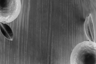 tahta bir masanın üzerinde yatan limon