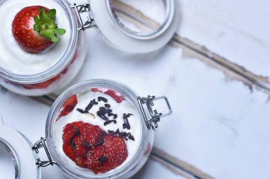 Tablo çilekli tatlı