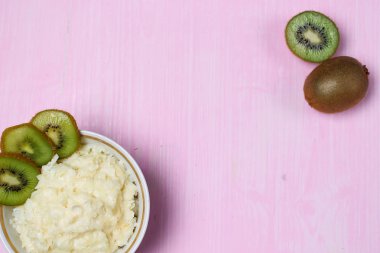 Kivi kahvaltı ile yulaf lapası