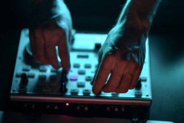 Dj mikser disko tarafından projektörler aydınlatılmış