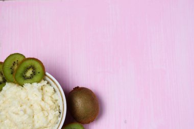 Kivi kahvaltı ile yulaf lapası