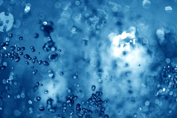 Blauwe spray fontein in de nacht — Stockfoto