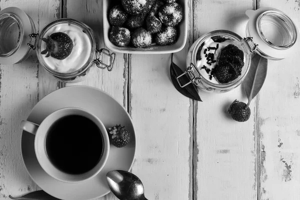 Dessert aux fraises sur la table — Photo