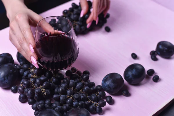 Zusammensetzung von Wein, Trauben und Pflaumen — Stockfoto