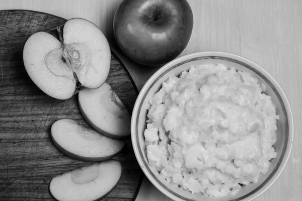 Porridge con frutta sul tavolo — Foto Stock