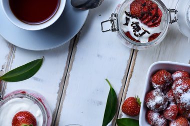 Çay ve çilekli tatlı