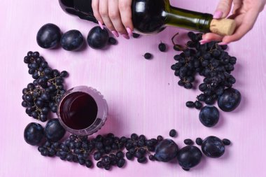 şarap, üzüm ve Erik bileşimi