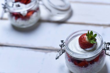 Tablo çilekli tatlı