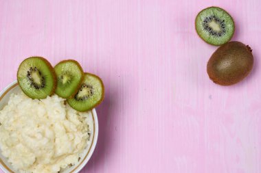 Kivi kahvaltı ile yulaf lapası